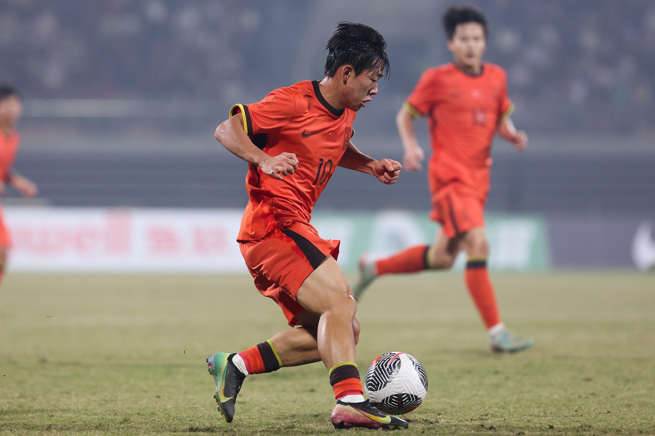 皇冠官方-董路：邝兆镭在西班牙拿不到参赛证，将回国加盟深圳新鹏城